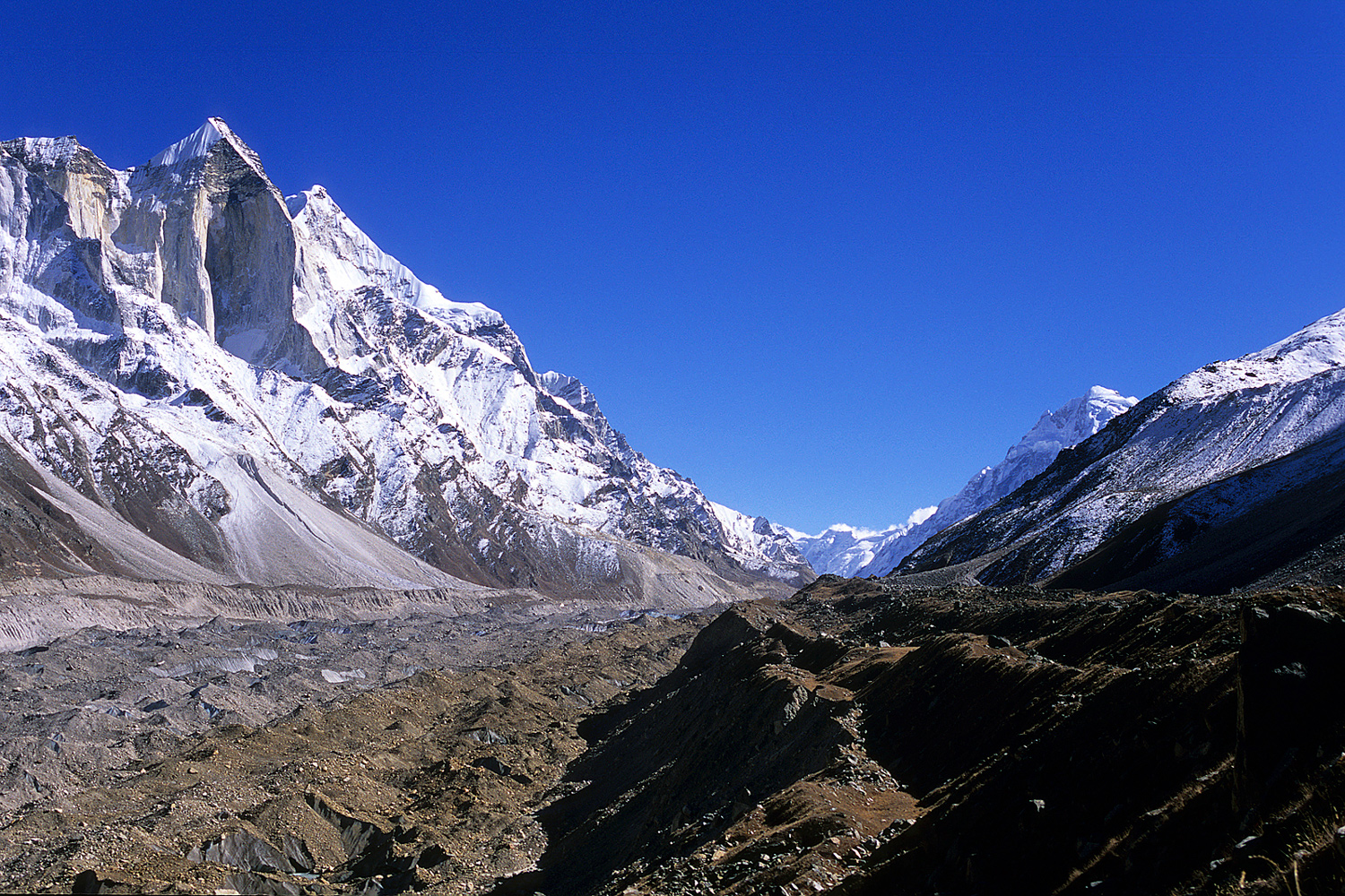 Moraines glaciaires du plateau de Tapovan avec la chaîne du Bhagirathi en Inde en 2005