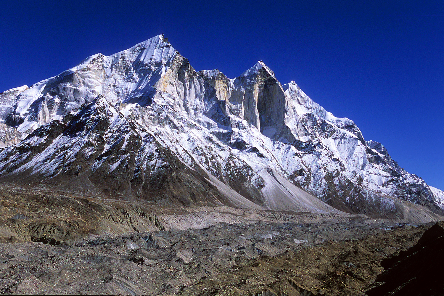 Les trois pics de la chaîne du Bhagirathi au-dessus des moraines glaciaires du plateau de Tapovan en Inde en 2005