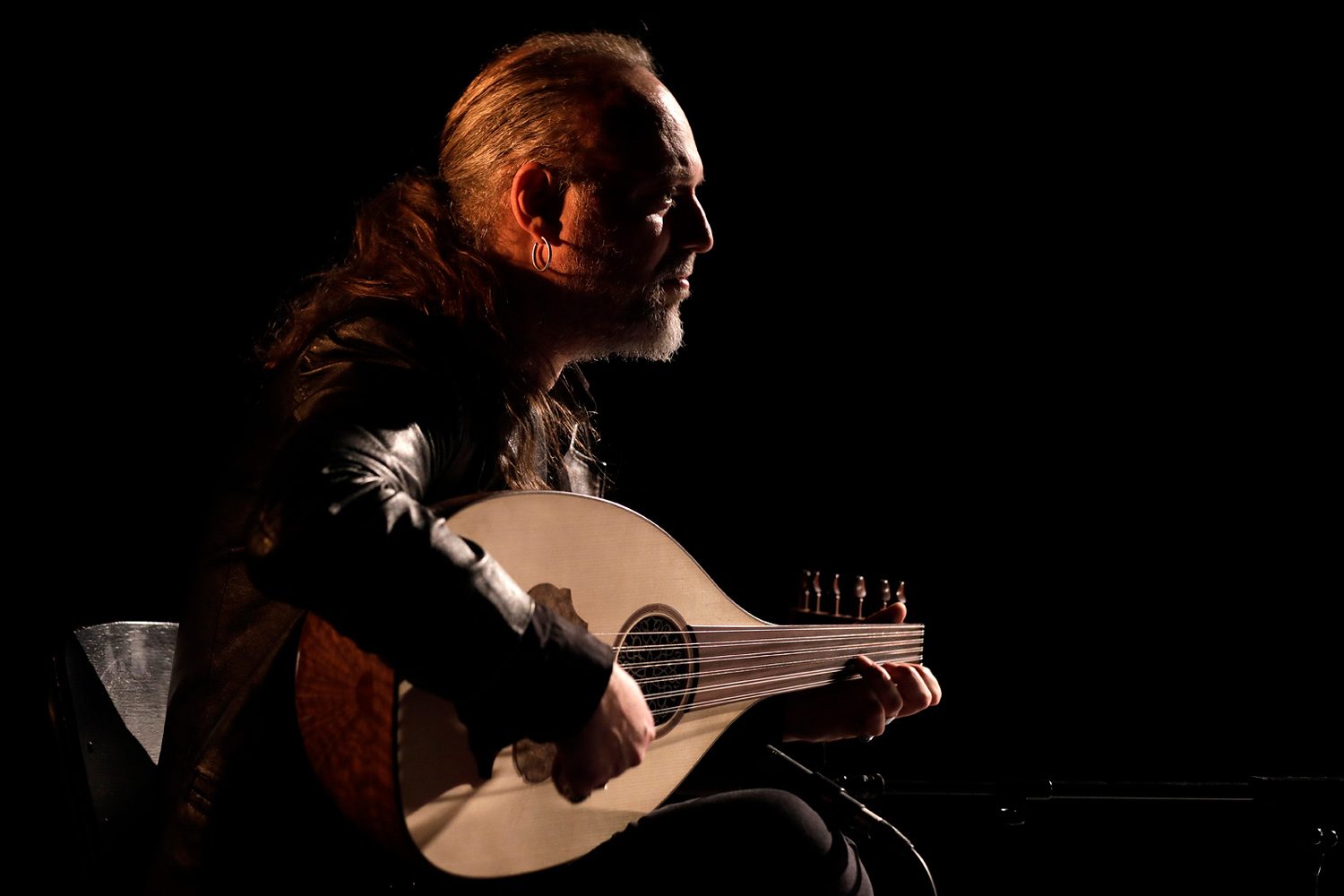 Efrén López Sanz, multi-instrumentiste, en concert avec la chanteuse syrienne Noma Omran à Montreuil en 2023