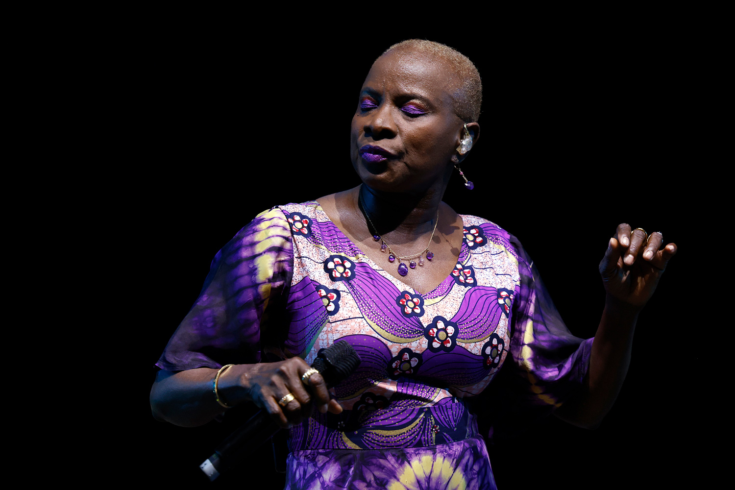Angélique Kidjo, chanteuse béninoise, en concert au La Défense Jazz Festival à Paris en 2025