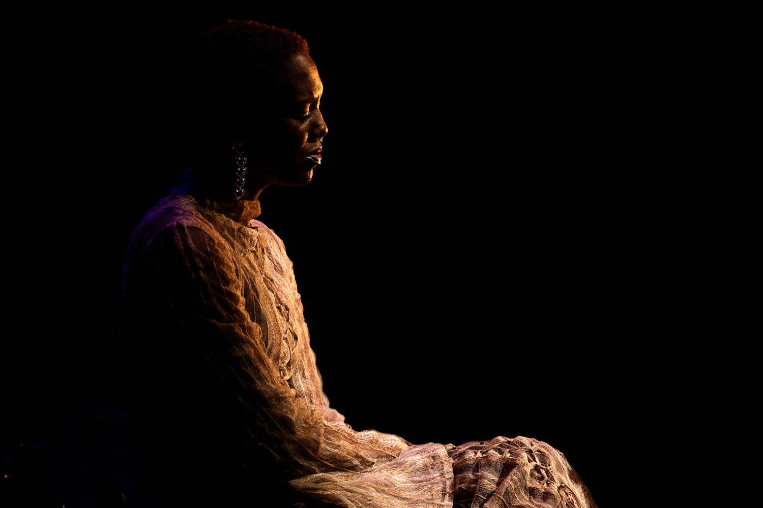 Cindy Pooch, chanteuse, lors du concert « Quatre femmes » d’Ariana Vafadari au Café de la Danse à Paris en 2025