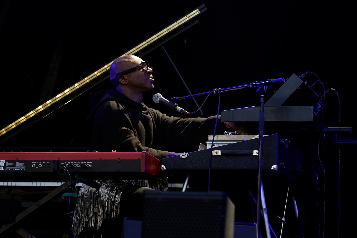Jean-Phy Dary, pianiste, lors du concert « Tomorrow Comes The Harvest » de Jeff Mills au La Défense Jazz Festival à Paris en 2024