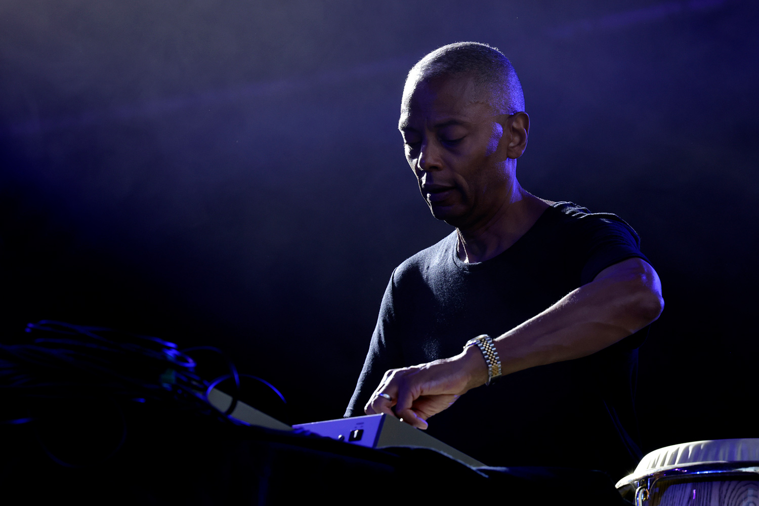 Jeff Mills, musicien et compositeur, lors du concert « Tomorrow Comes The Harvest » au La Défense Jazz Festival à Paris en 2024