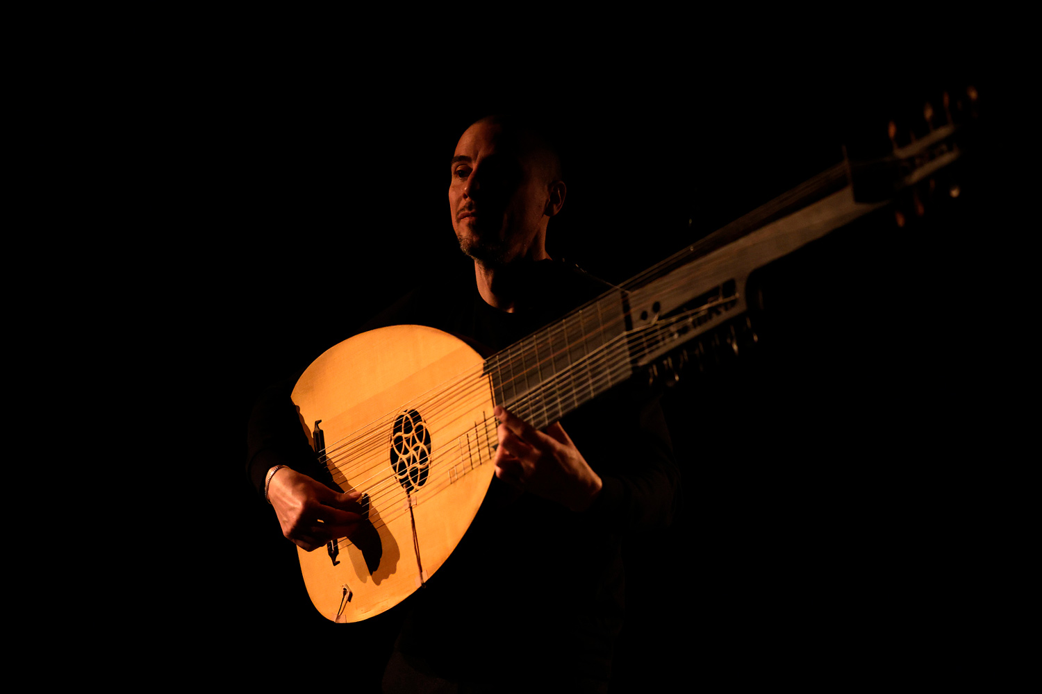 José Sanchez jouant du théorbe dans le spectacle Stans au Théâtre de la Ville à Paris en 2026