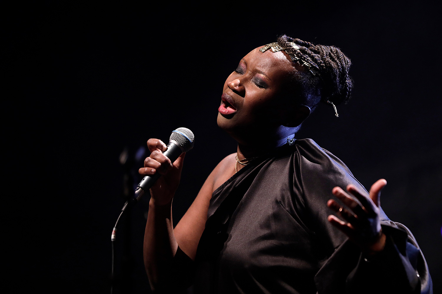 Julia Sarr, chanteuse, lors du concert de sortie de l’album « Njaboot » au Café de la Danse à Paris en 2023