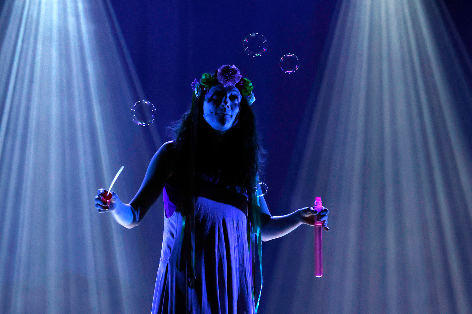 La chanteuse Leïla Martial lors du spectacle « JUBILÄ » au Pan Piper à Paris en 2026