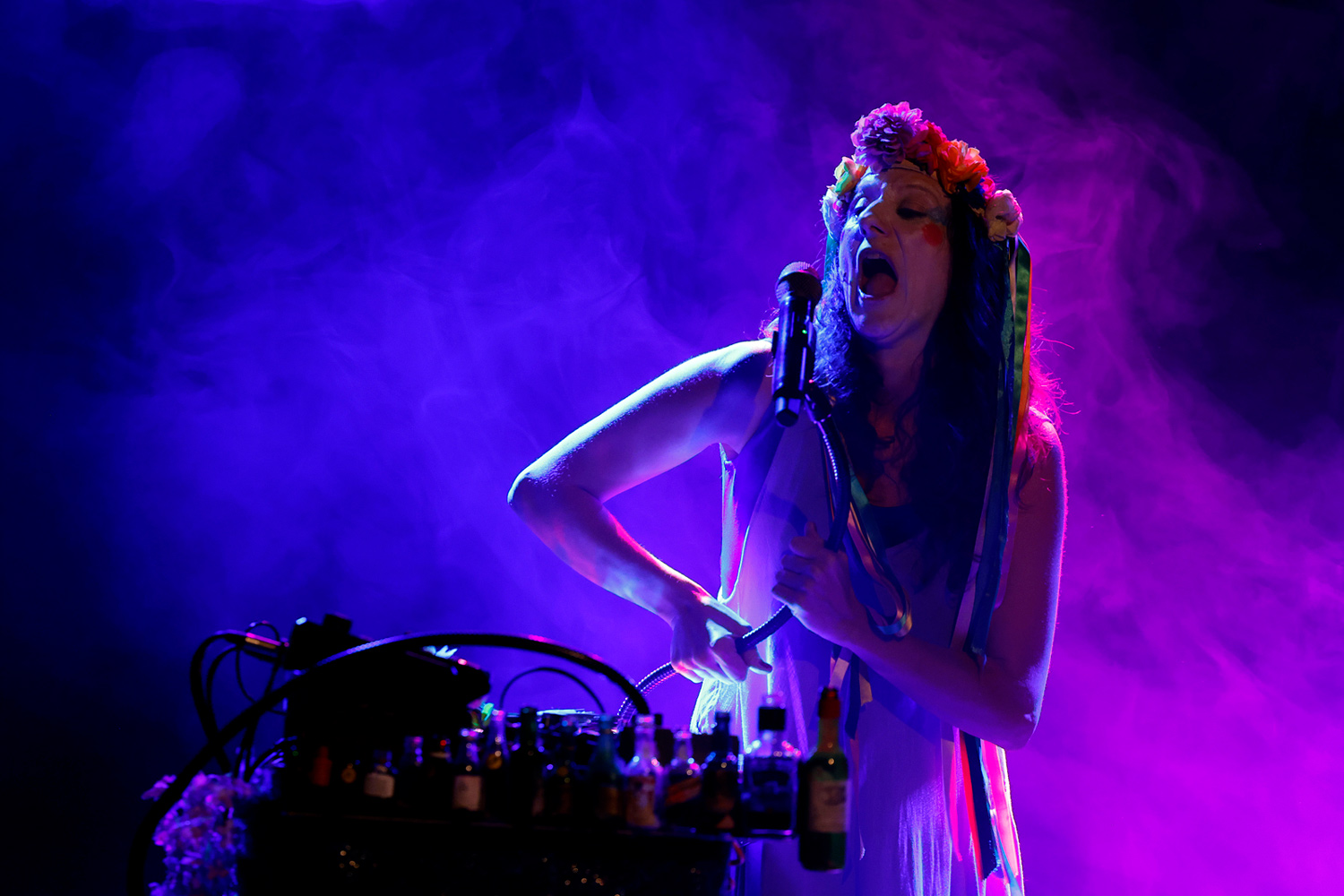 La chanteuse Leïla Martial lors du spectacle « JUBILÄ » au Pan Piper à Paris en 2026