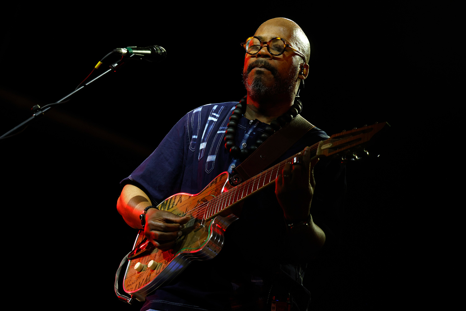 Lionel Loueke, guitariste béninois, en concert avec Herbie Hancock au La Défense Jazz Festival à Paris en 2025