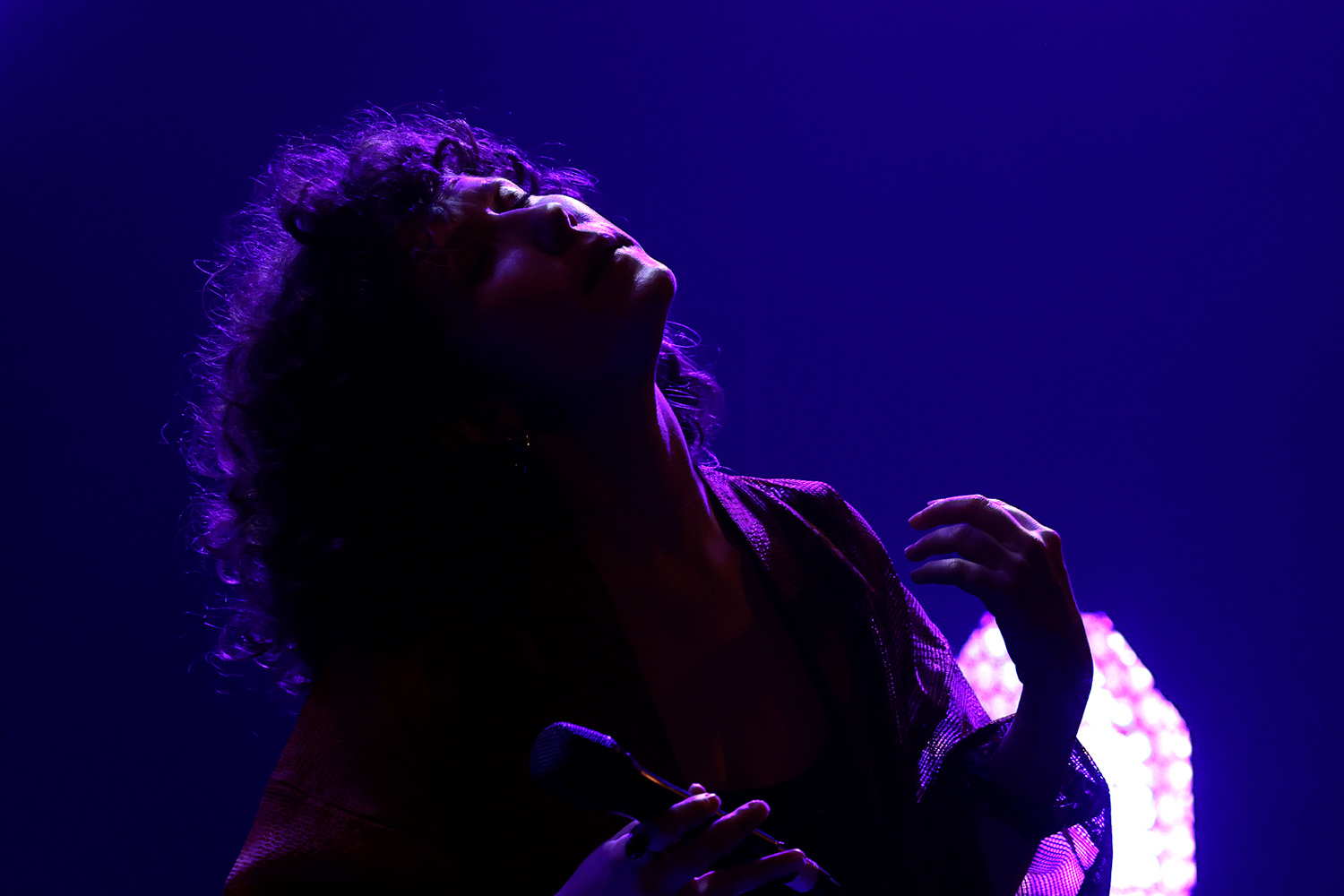 Lou Tavano, chanteuse, lors du concert de sortie de l’album « Chant Song » au Studio de l’Ermitage à Paris en 2025