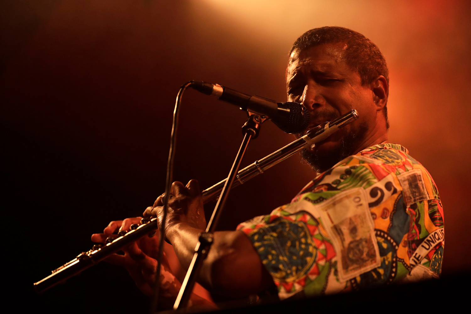 Malik Mezzadri, flûtiste, lors du concert « Ka-Frobeat » au Pan Piper à Paris en 2022