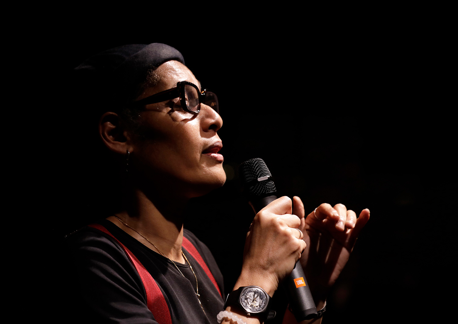 Marie Martias en performance slam sur scène lors du spectacle La Mixtape des libertés au T-Kawa à Paris en 2024