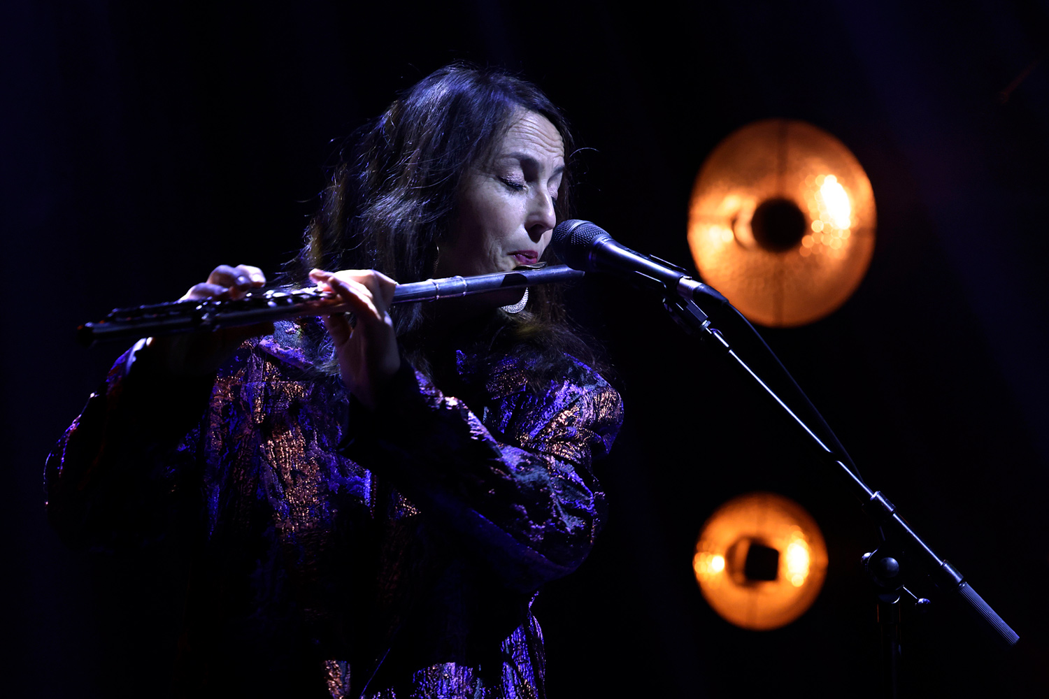 Ninon Valder, flûtiste, bandonéoniste et chanteuse, lors du concert de sortie de l’album « En mi corazón » au Studio de l’Ermitage à Paris en 2025