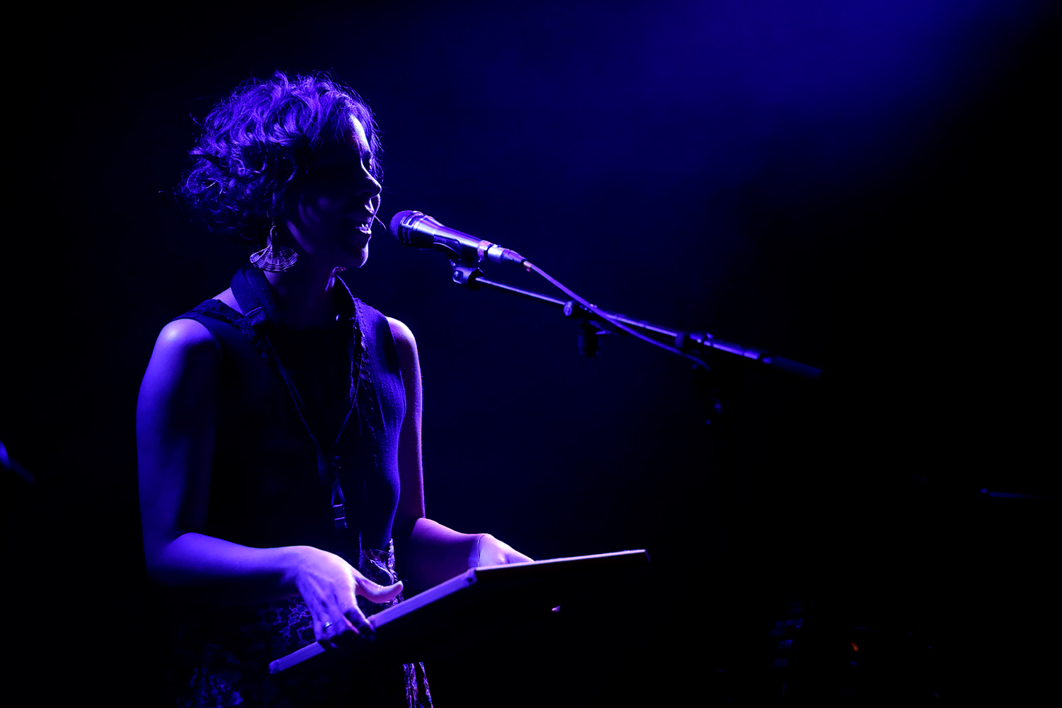 Oriane Lacaille, chanteuse et musicienne, en concert au Studio de l’Ermitage à Paris en 2022