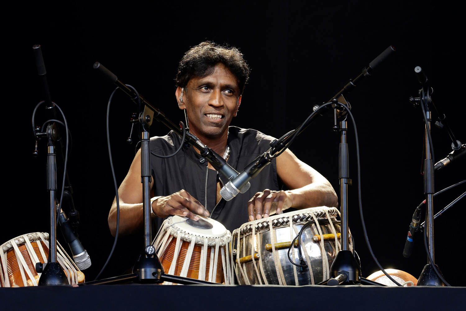 Prabhu Edouard, joueur de tabla, lors du concert « Tomorrow Comes The Harvest » de Jeff Mills au La Défense Jazz Festival à Paris en 2024