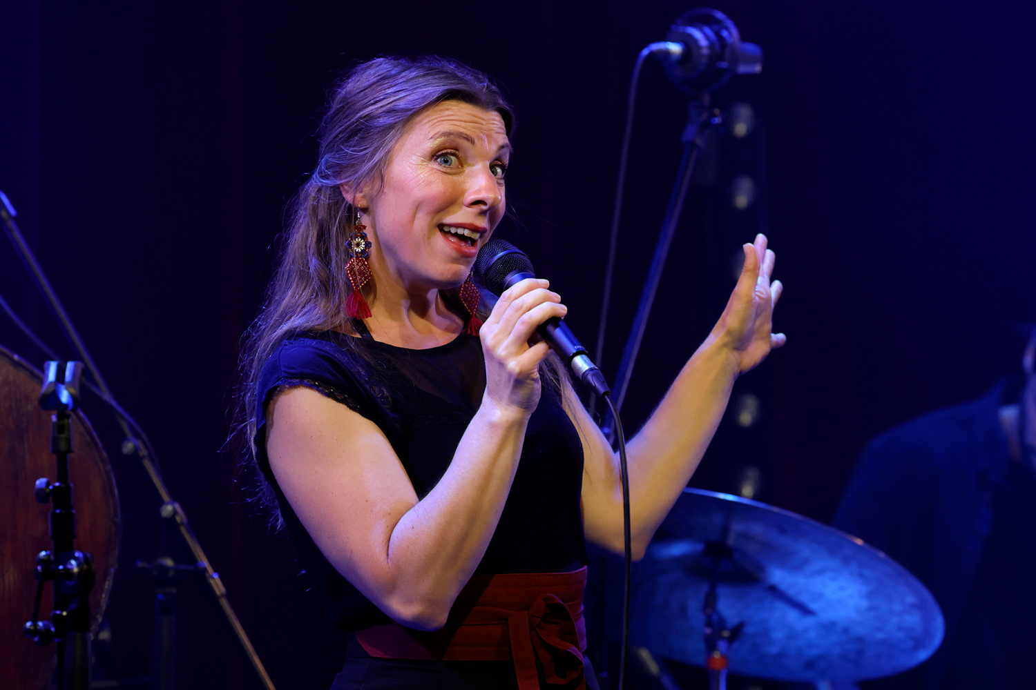 Raphaëlle Brochet, chanteuse, lors du concert « Theorem of Joy » au Studio de l’Ermitage à Paris en 2025