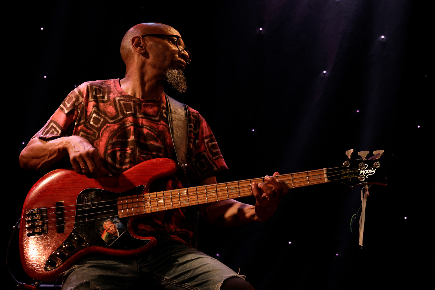Reggie Washington, bassiste et contrebassiste, lors du concert « Black Lives Generation » au New Morning à Paris en 2025