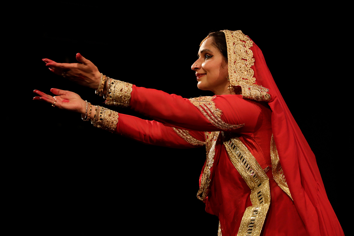 Sharmila Sharma, danseuse de Kathak, en scène lors de son spectacle au Centre Mandapa à Paris en 2021
