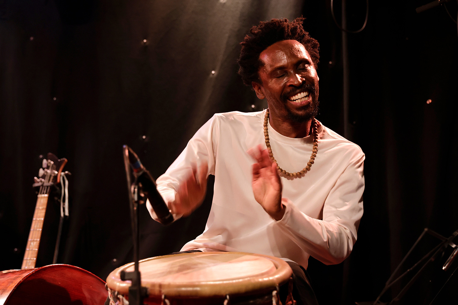 Sonny Troupé, percussionniste et batteur, lors du concert « Black Lives Generation » au New Morning à Paris en 2025
