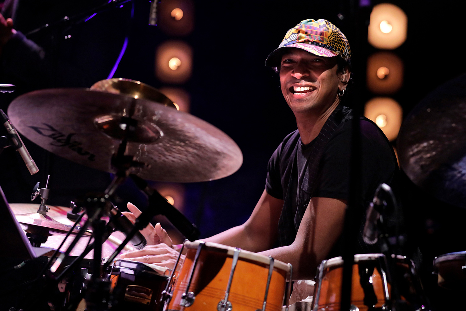 Stéphane Edouard, percussionniste, lors du concert de sortie de l’album « Njaboot » de Julia Sarr au Café de la Danse à Paris en 2023