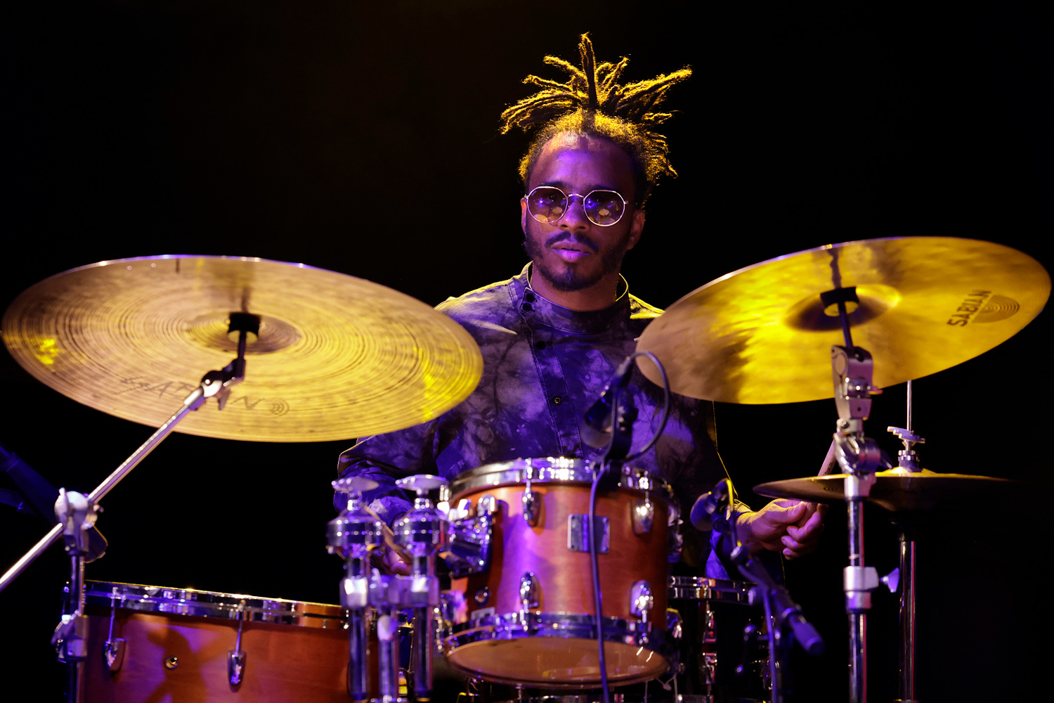 Arnaud Dolmen, batteur et percussionniste, lors du concert de Jowee Omicil à Stains en 2025
