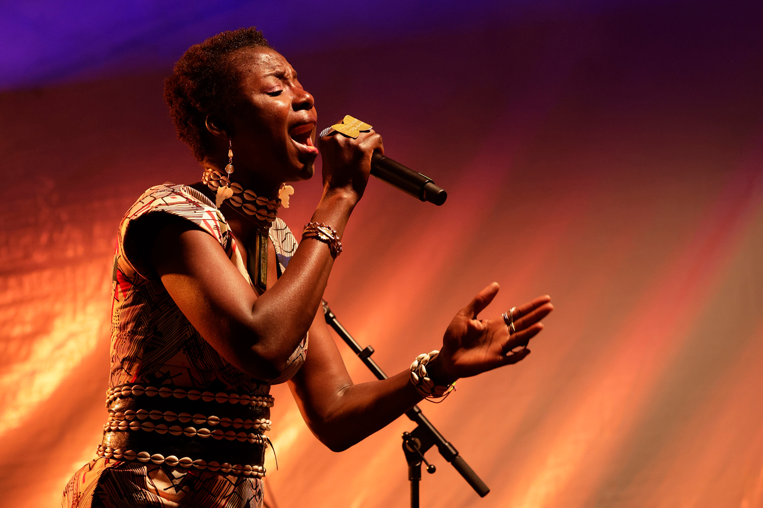 Candy Guira, chanteuse burkinabè, en concert lors de la Fête de la musique à Villejuif en 2024